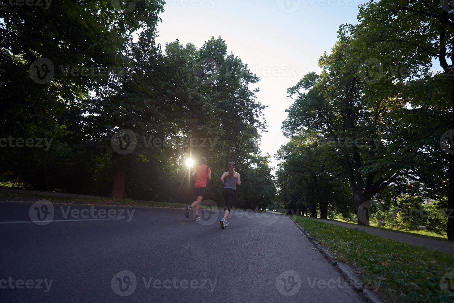 paar joggen buiten foto