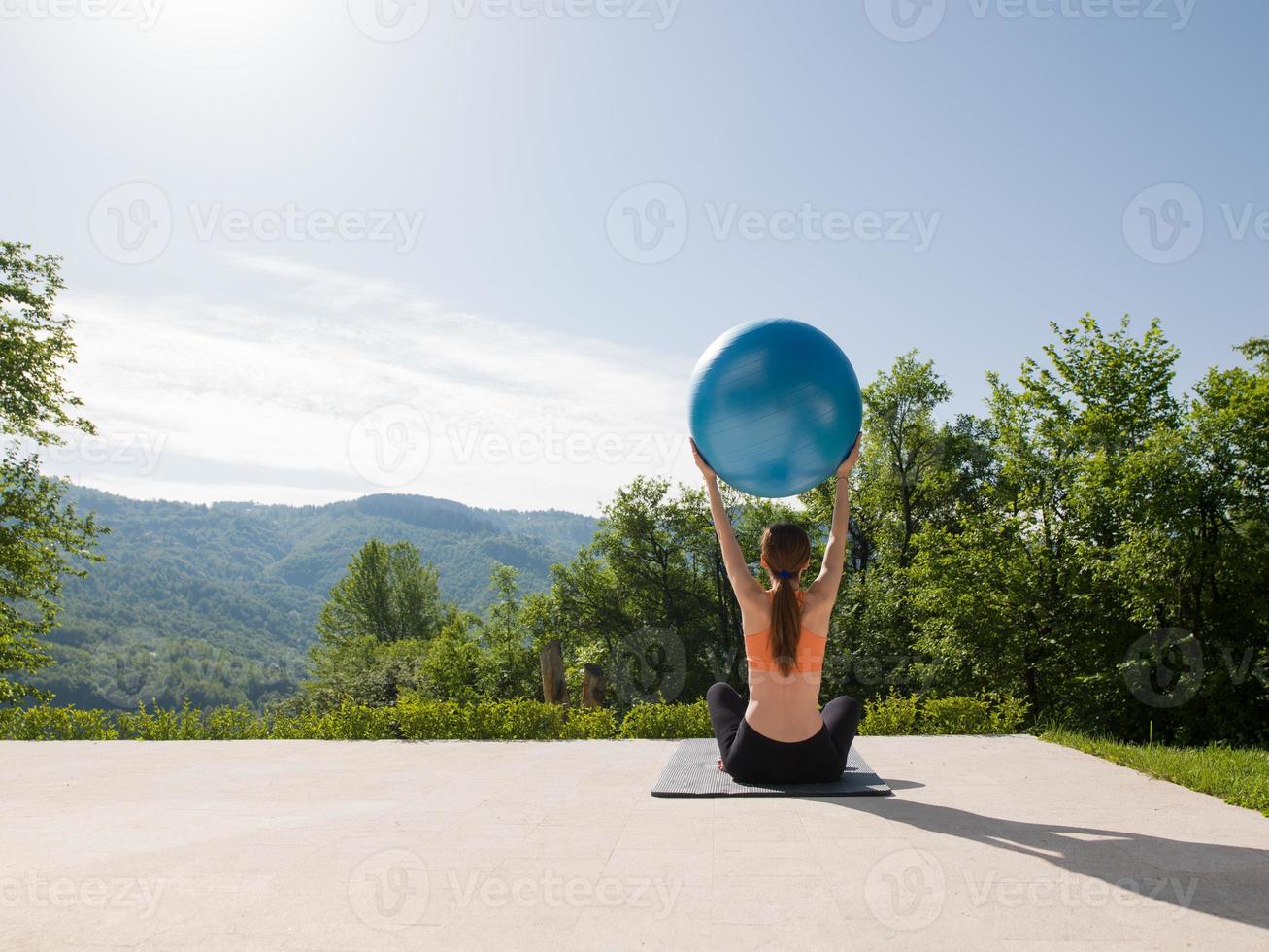 vrouw aan het doen oefening met pilates bal foto