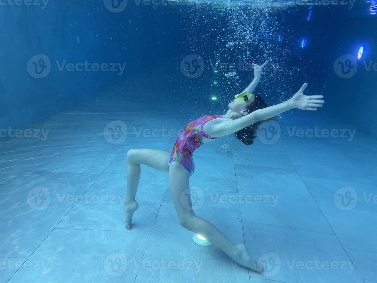 glimlachen kind in stofbril zwemmen, duiken in de zwembad met pret - springen diep naar beneden onderwater. gezond levensstijl, mensen water sport werkzaamheid Aan zomers. foto