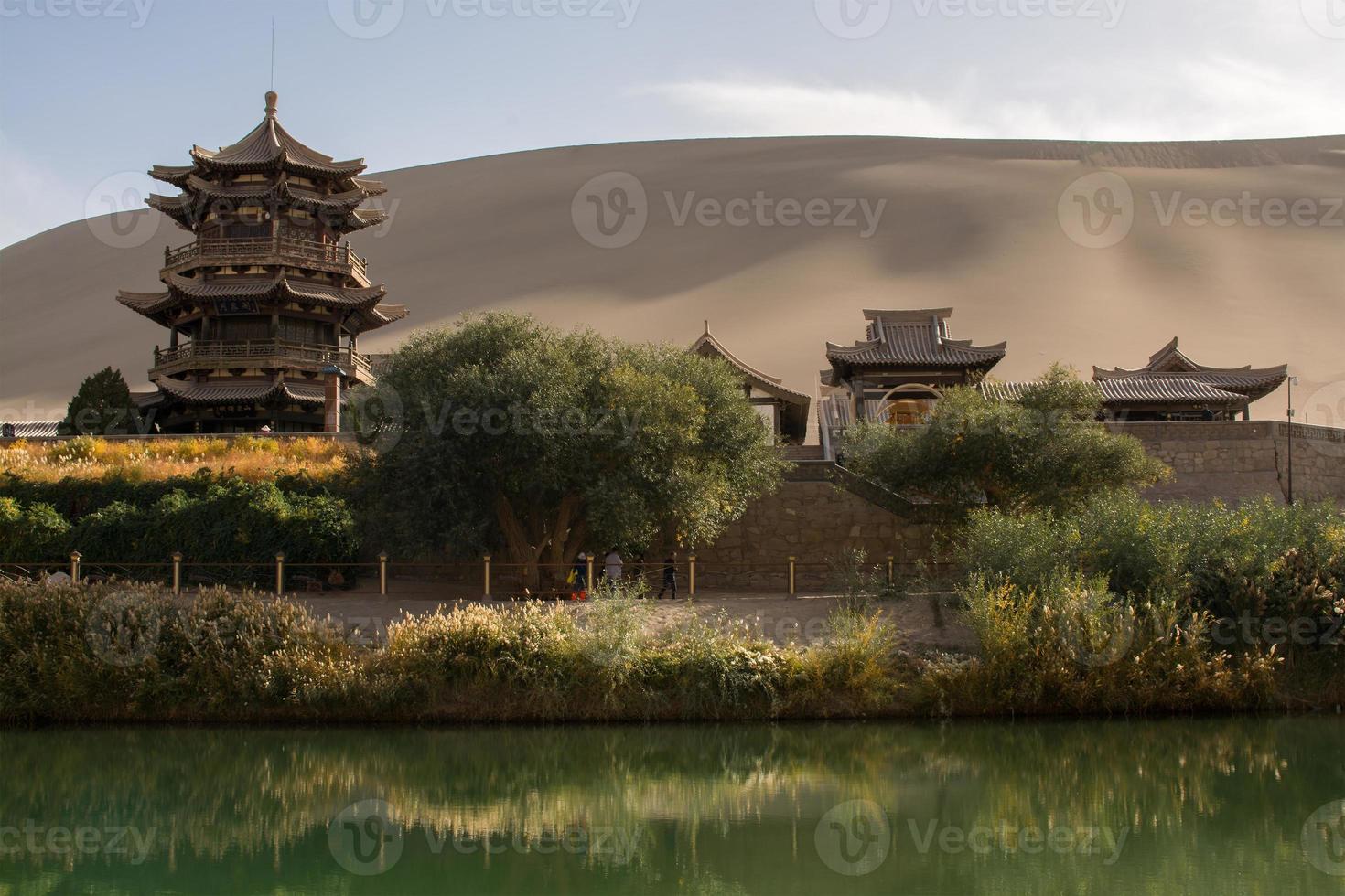 Chinees paviljoen dichtbij toenemend maanmeer foto