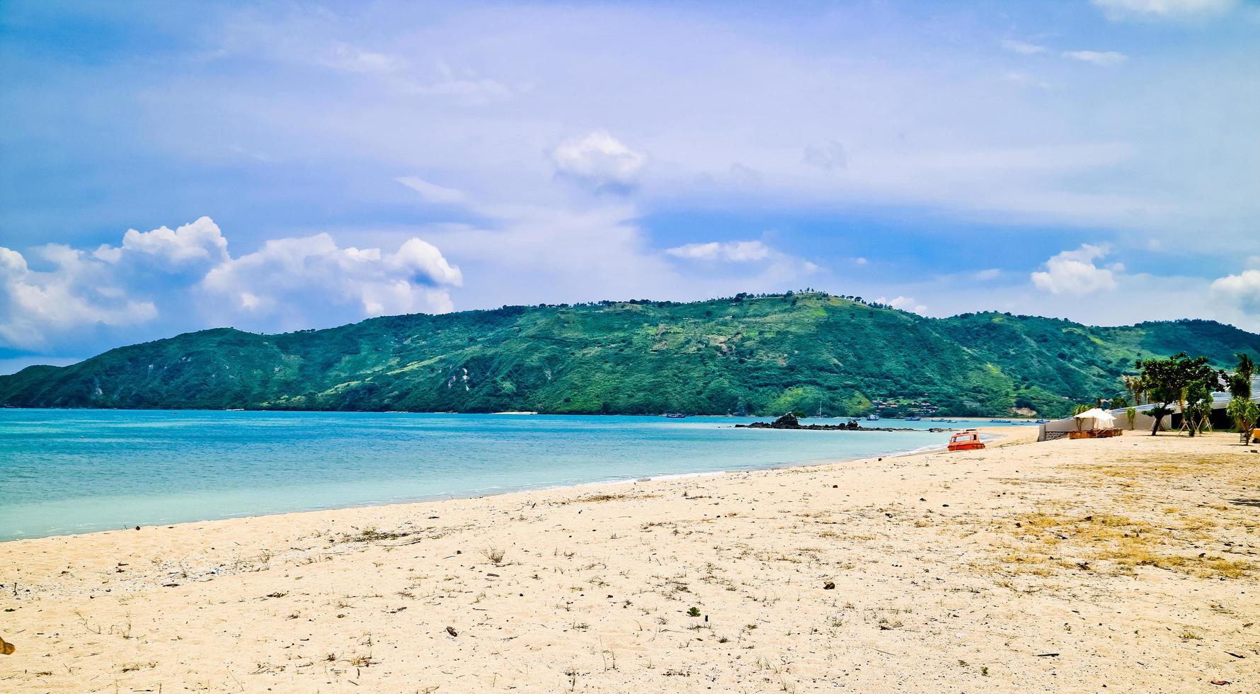 de schoonheid van de tropisch strand van mandala, lombok, west nusa tenggara, Indonesië foto