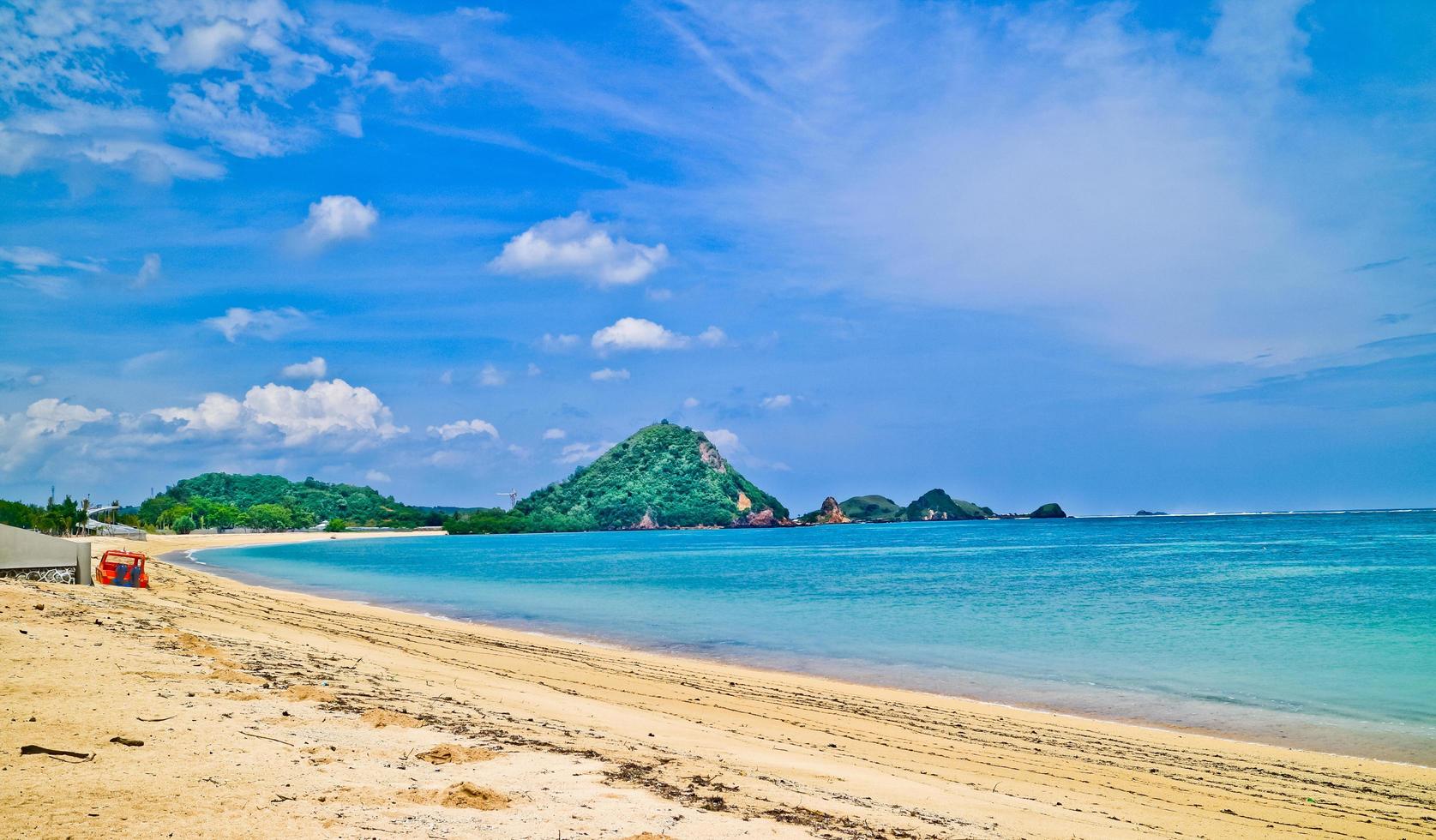 de schoonheid van de tropisch strand van mandala, lombok, west nusa tenggara, Indonesië foto