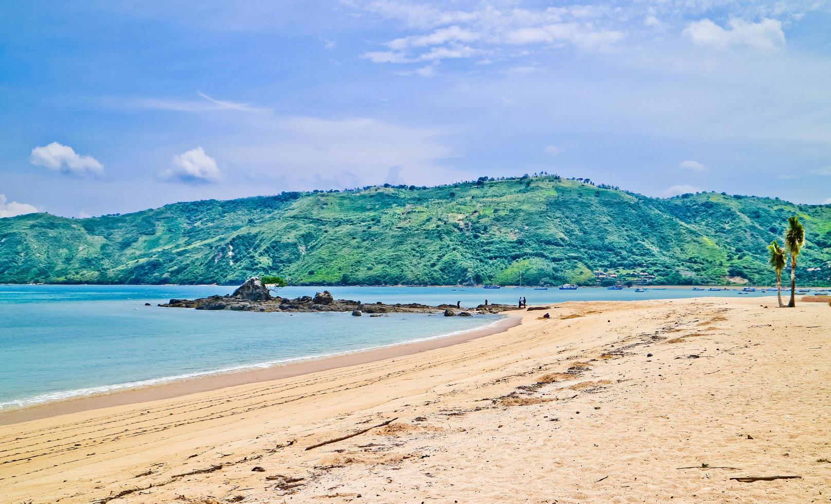 de schoonheid van de tropisch strand van mandala, lombok, west nusa tenggara, Indonesië foto