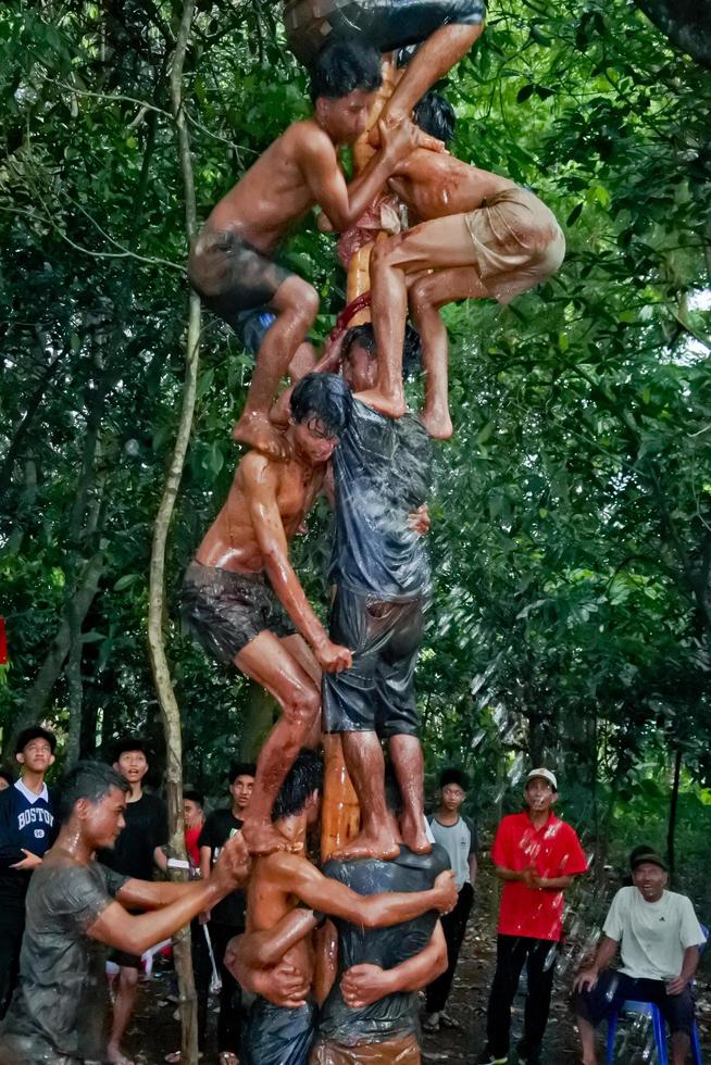 pamulang, augustus 17, 2022. divers wedstrijden naar herdenken Indonesië's onafhankelijkheid dag waren gedragen uit in een gemakkelijk maar nog steeds levendig manier. foto