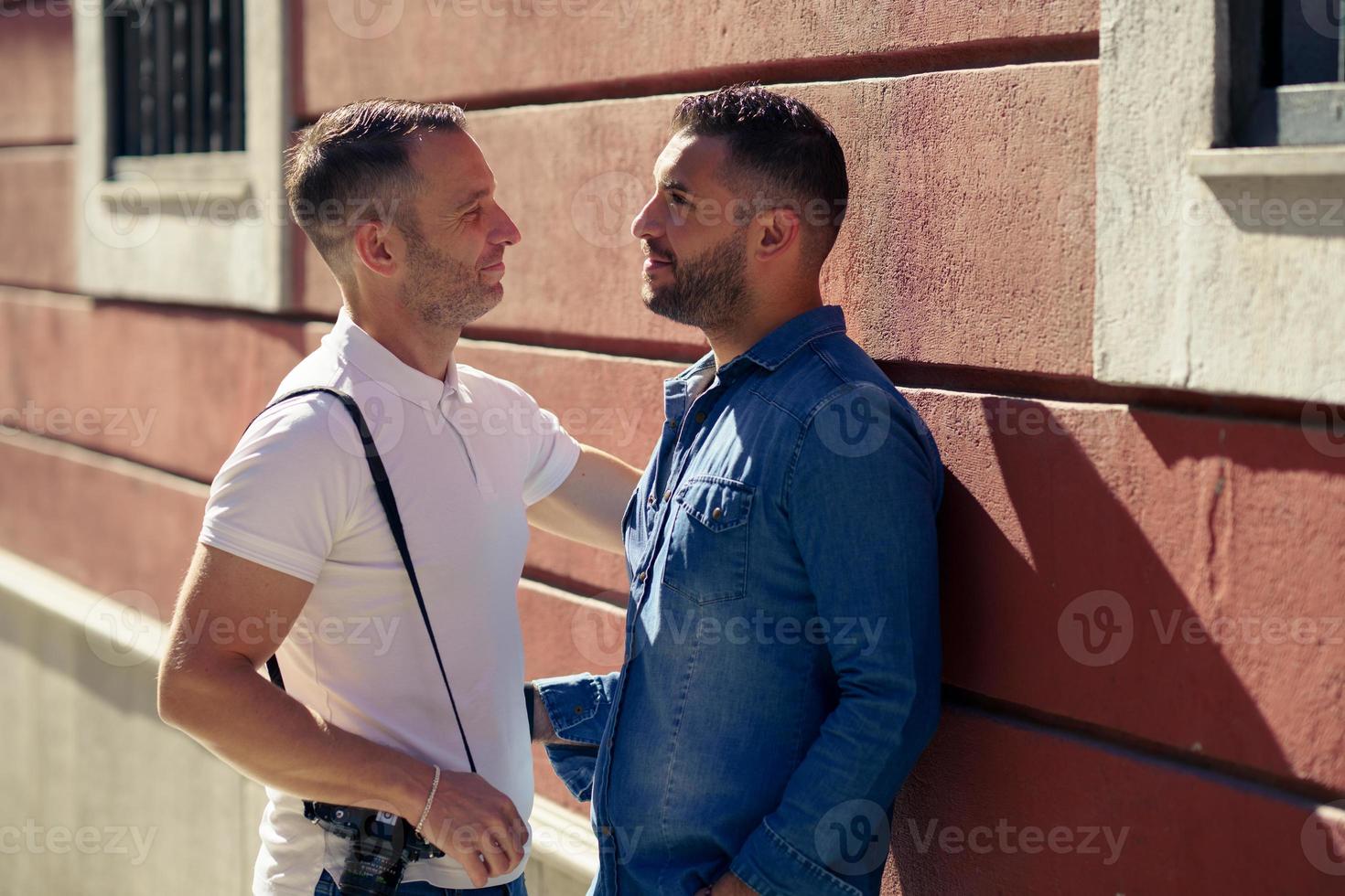 homo paar in een romantisch moment buitenshuis foto