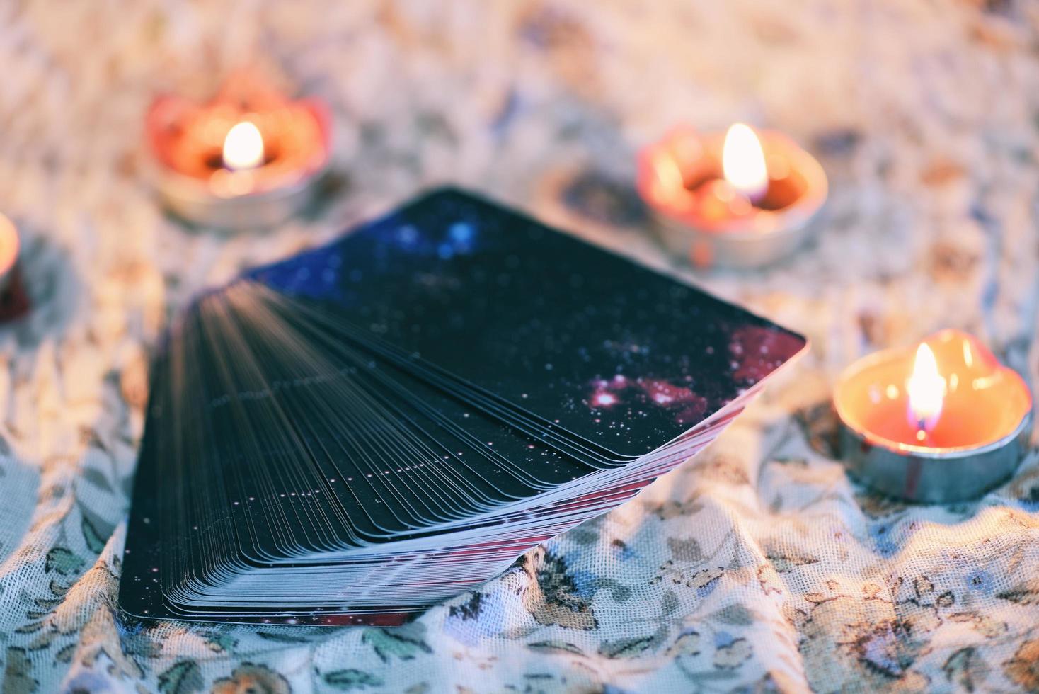 tarot kaart met kaarslicht Aan de duisternis achtergrond voor astrologie occult magie magie geestelijk horoscopen en palm lezing fortuin teller foto