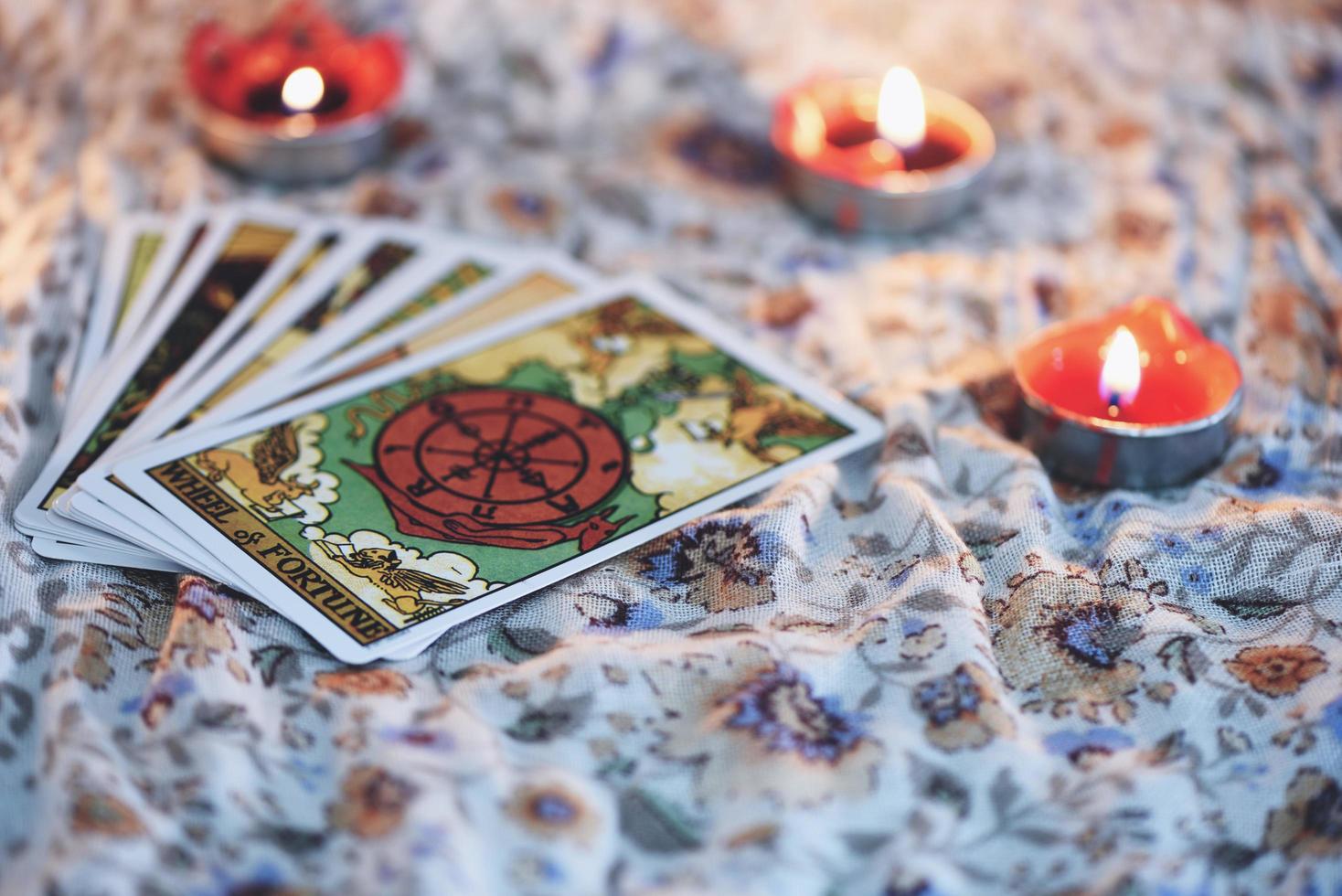 tarot kaart met kaarslicht Aan de duisternis achtergrond voor astrologie occult magie magie geestelijk horoscopen en palm lezing fortuin teller foto