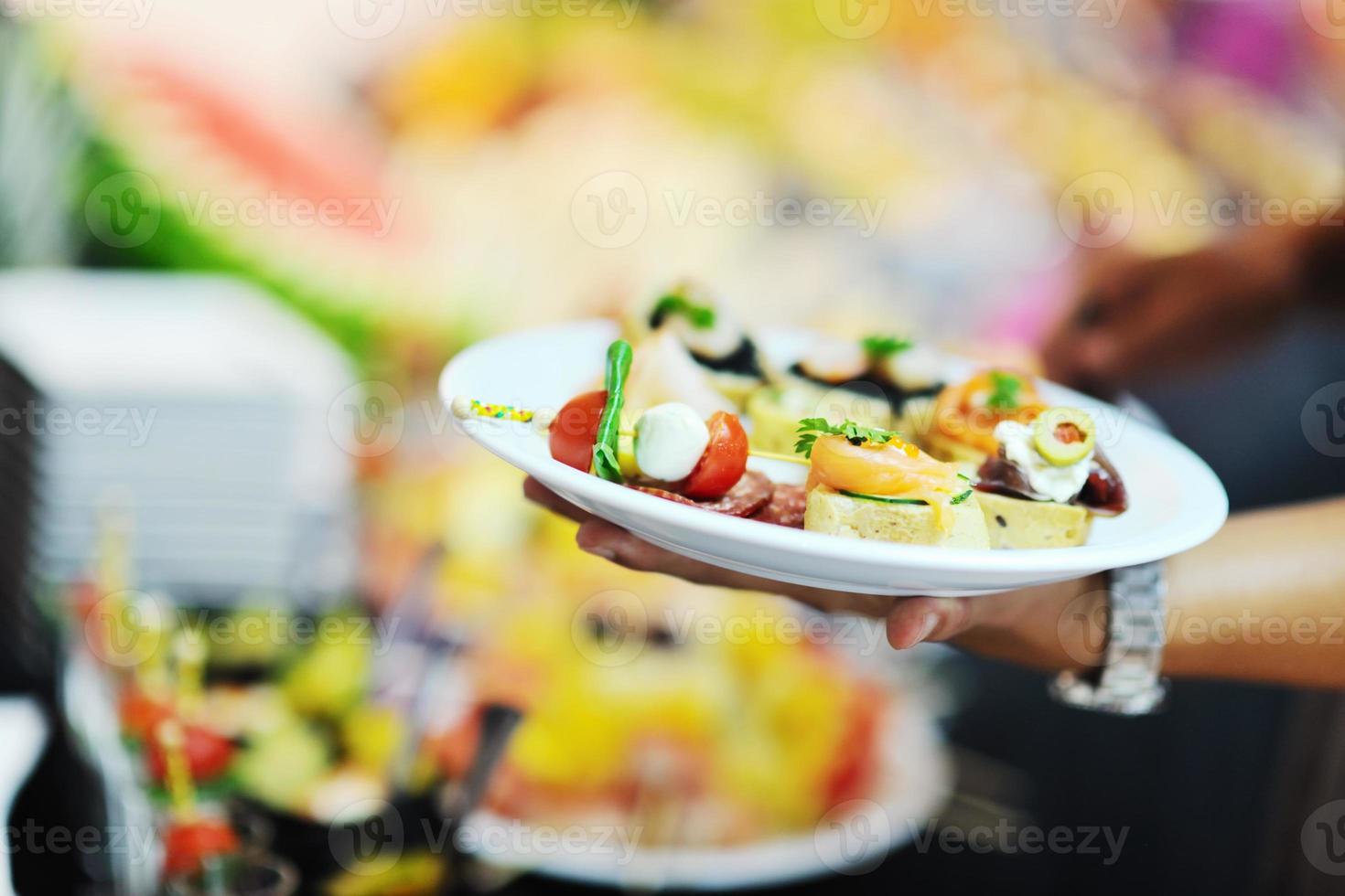 vrouwelijk kiest smakelijk maaltijd in buffet Bij hotel foto