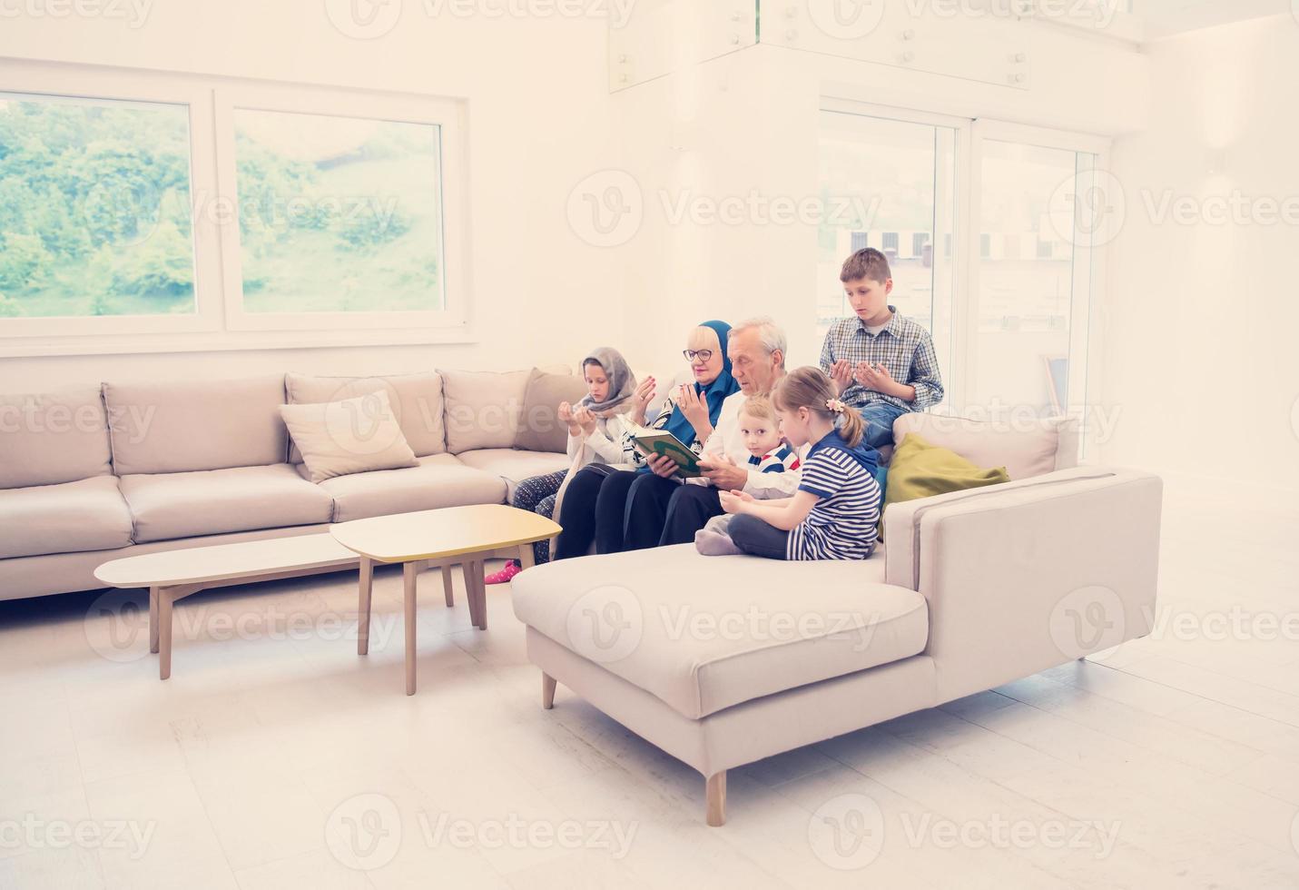 modern moslim grootouders met kleinkinderen lezing koran foto