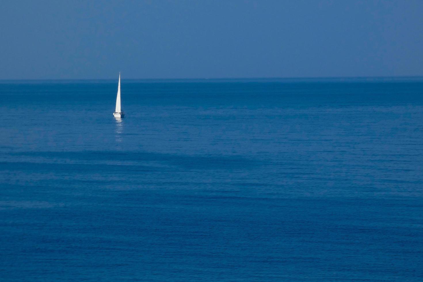 eenzaam zeilboot Aan de middellandse Zee kust van de Catalaans costa moedig foto