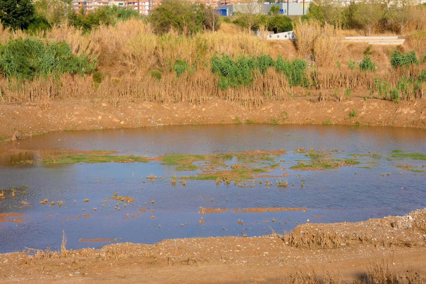 llobregat rivier- net zo het passeert door de nabijheid van de stad van Barcelona. foto