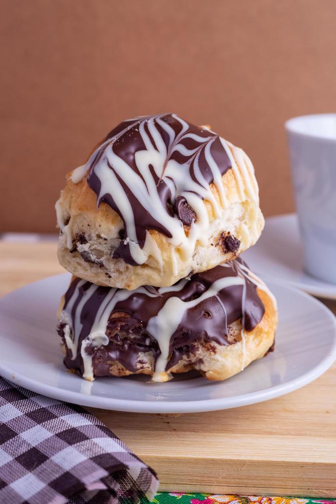 kop van koffie met brioche brood foto