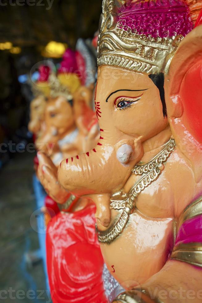 veel heer ganesha ook bekend net zo ganpati in Hindi idolen gehouden in een winkel voordat ganesh chaturthi foto