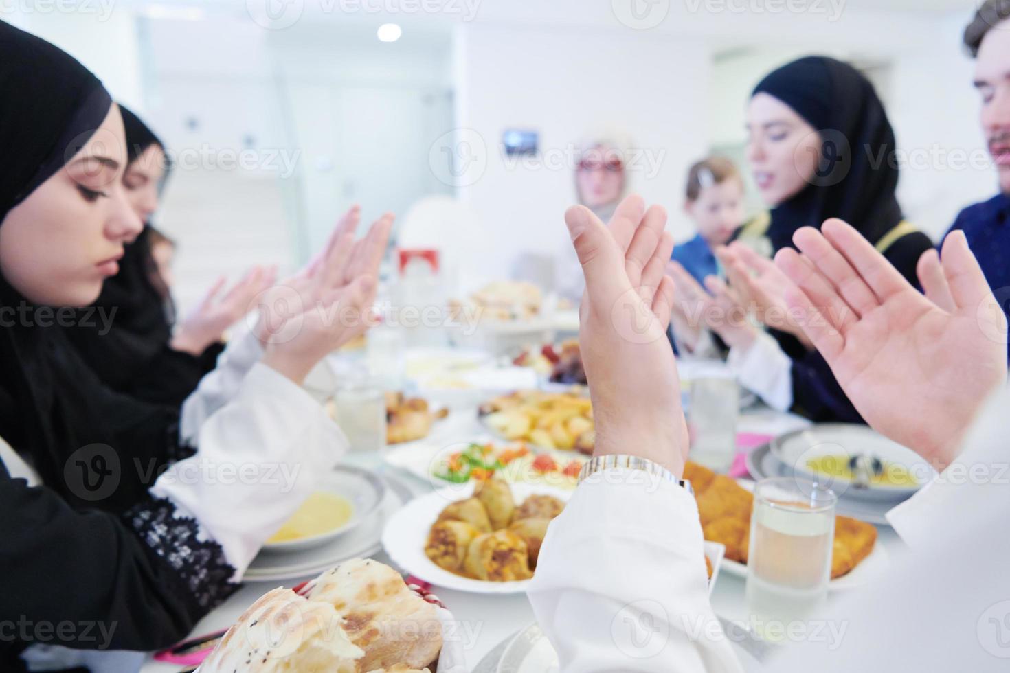 traditioneel moslim familie bidden voordat iftar avondeten foto