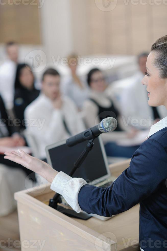 zakenvrouw presentatie geeft foto