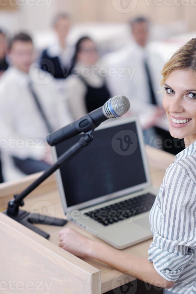 zakenvrouw presentatie geeft foto