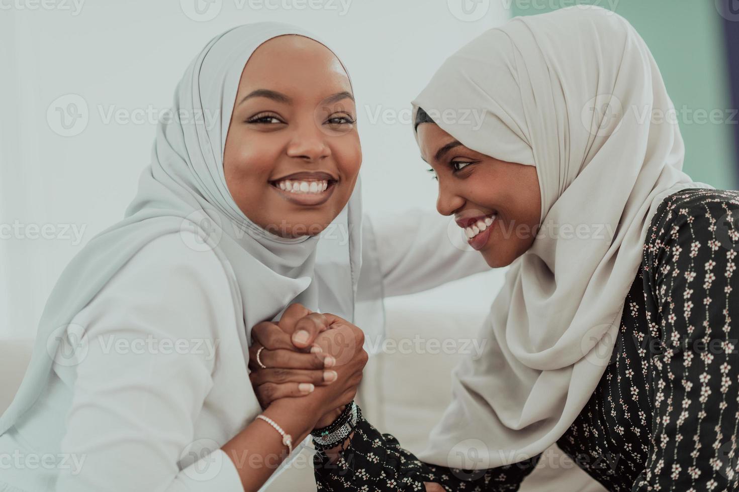 Afrikaanse vrouw arm het worstelen conflict concept, onenigheid en confrontatie vervelend traditioneel Islamitisch hijab kleren. selectief focus foto