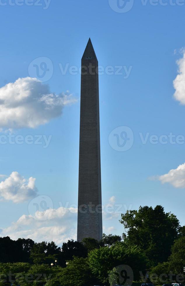 torenhoog Washington monument tegen een wolk gevulde lucht foto