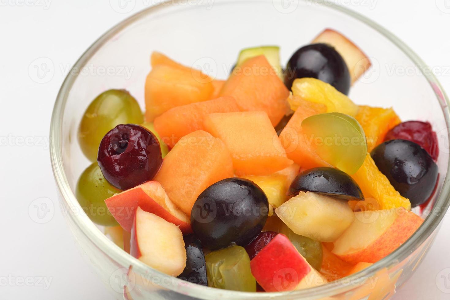 fruit salade Aan wit oppervlakte foto