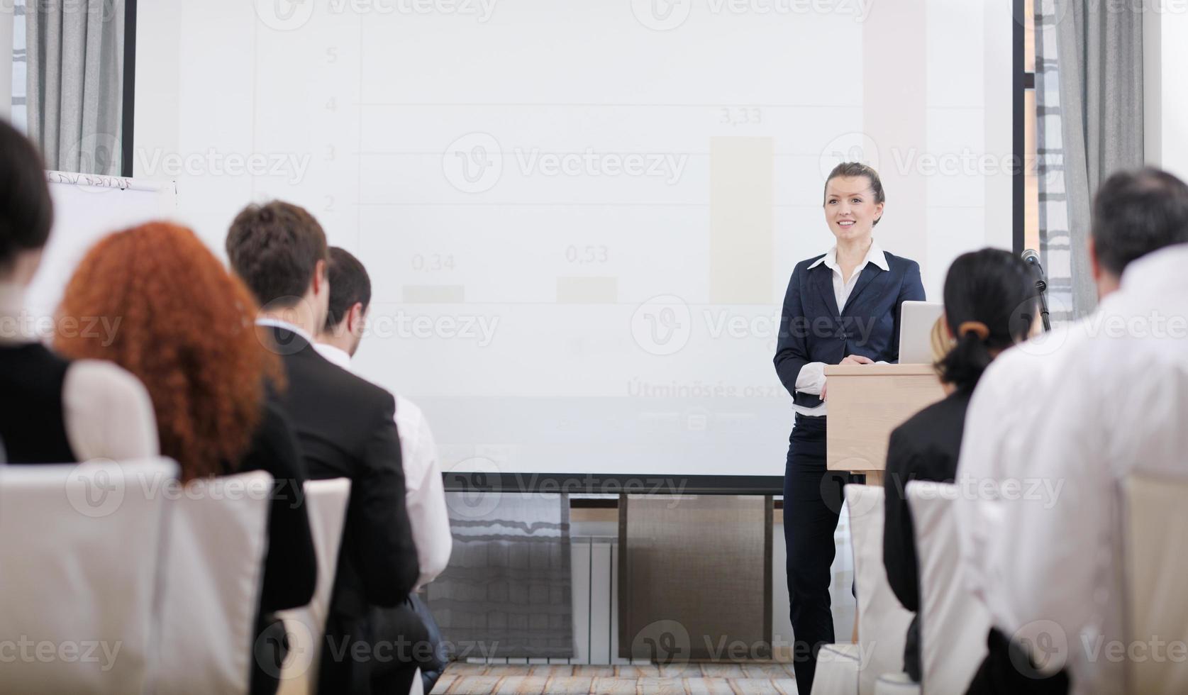 zakenvrouw presentatie geeft foto