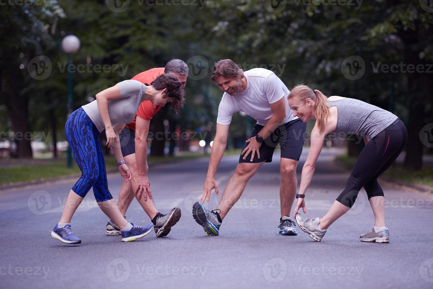 jogging mensen groep uitrekken foto