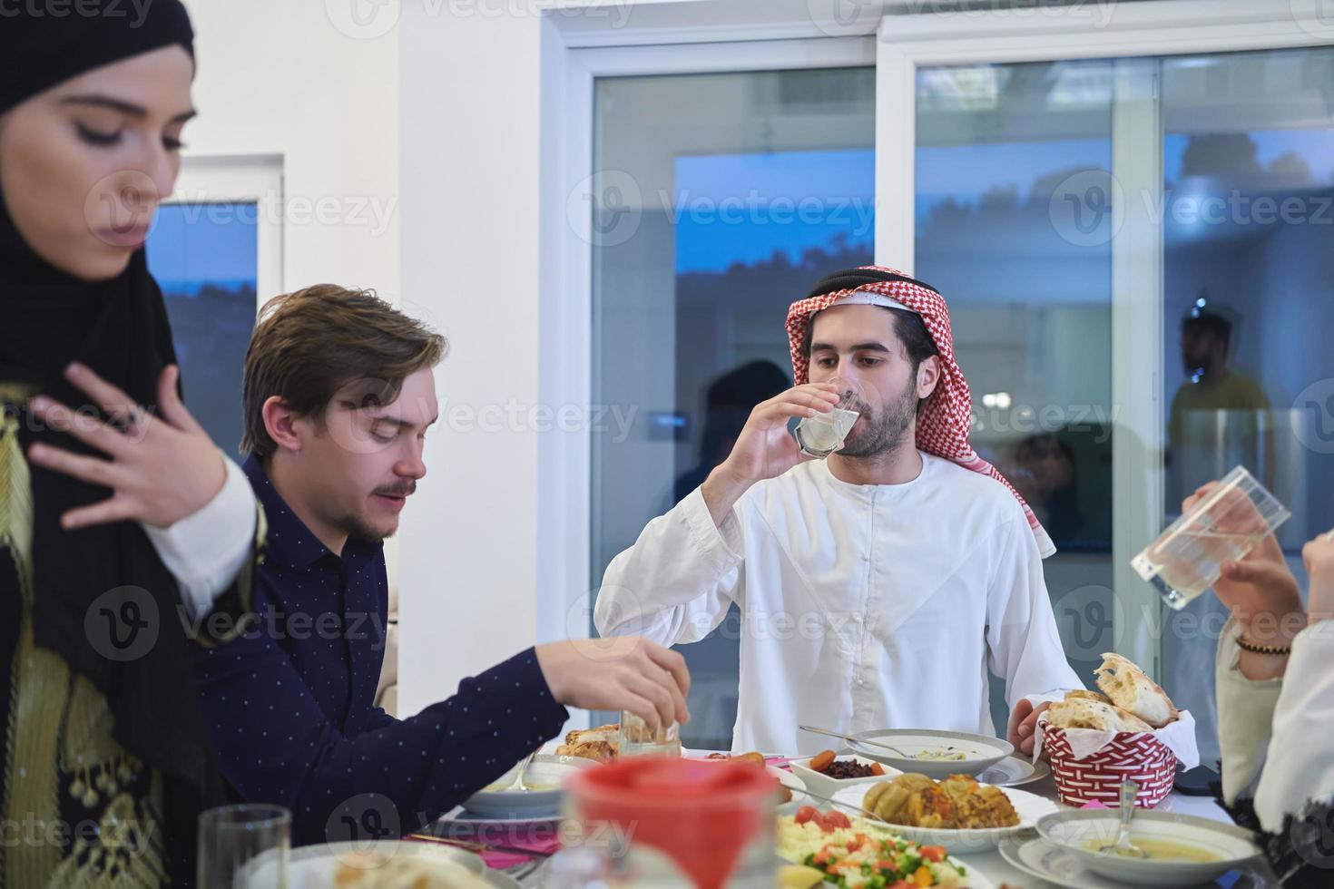 moslim familie hebben iftar samen gedurende Ramadan foto