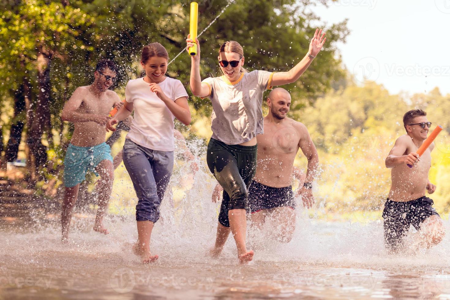 groep van gelukkig vrienden hebben pret Aan rivier- foto