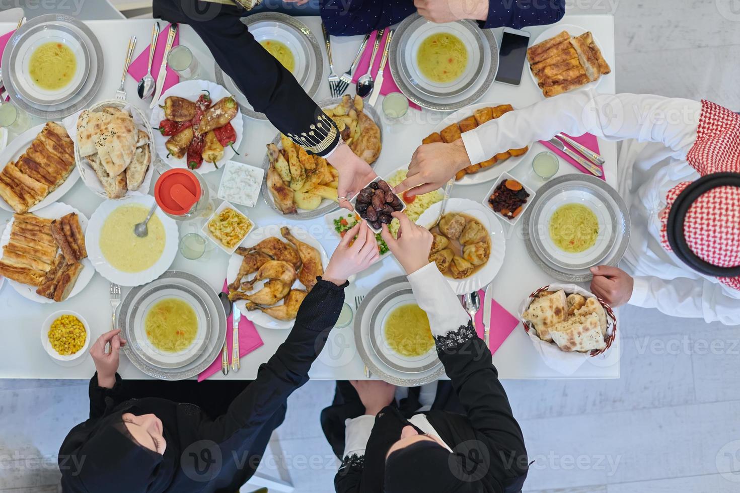 top visie van moslim familie hebben iftar gedurende Ramadan heilig maand foto