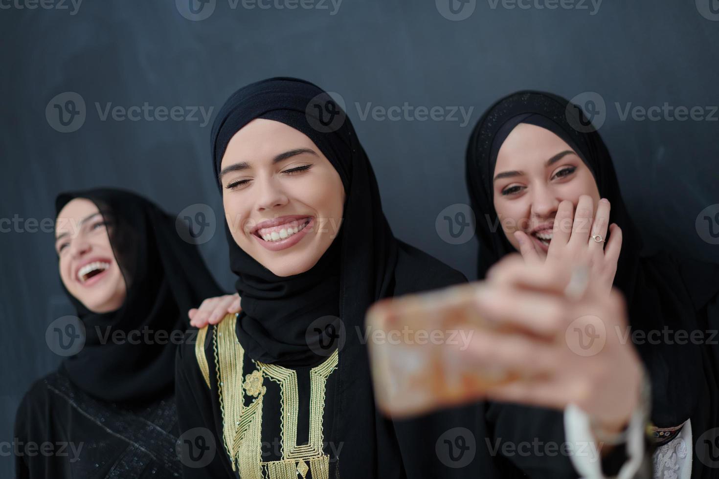 portret van Arabisch Dames vervelend traditioneel kleren of abaya foto