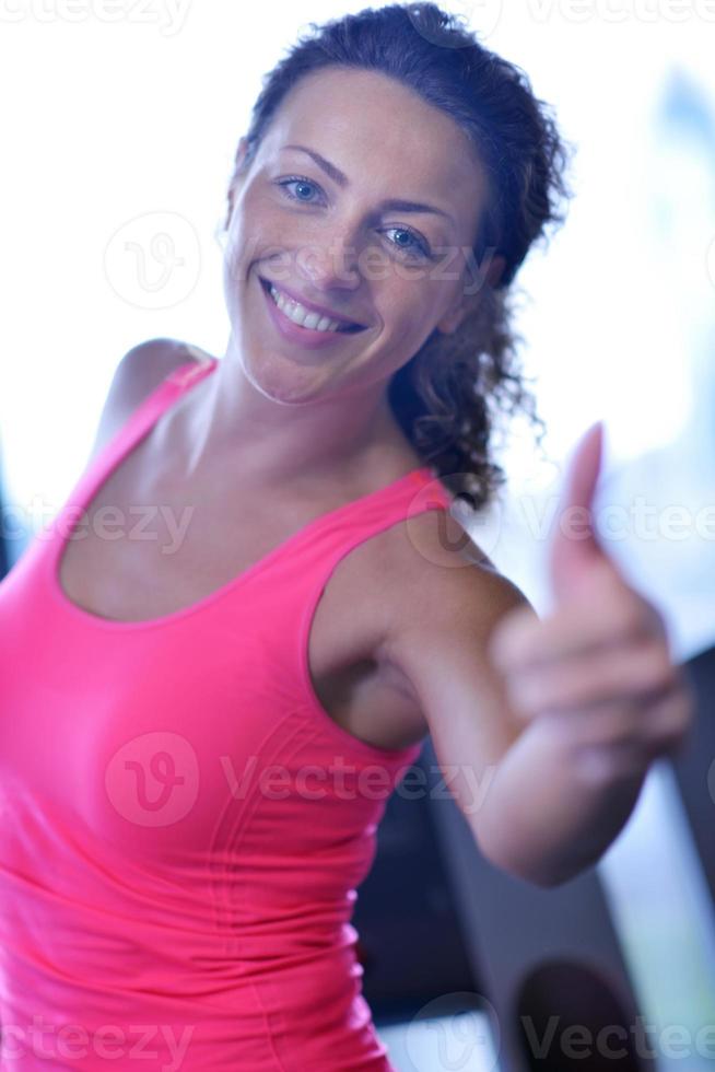 vrouw oefenen Aan loopband in Sportschool foto