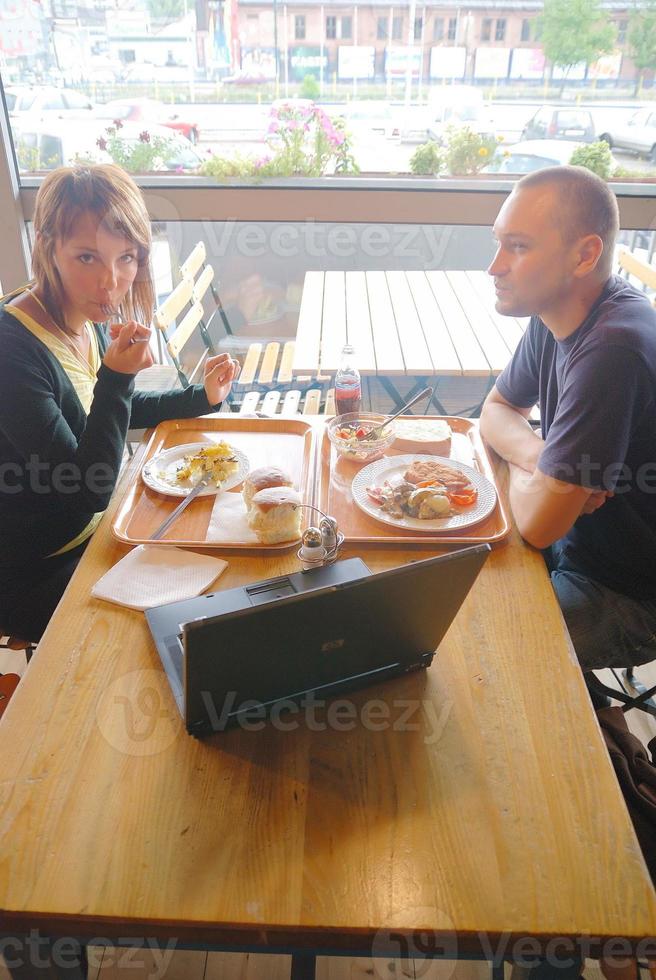 gelukkig paar Bij lunch foto