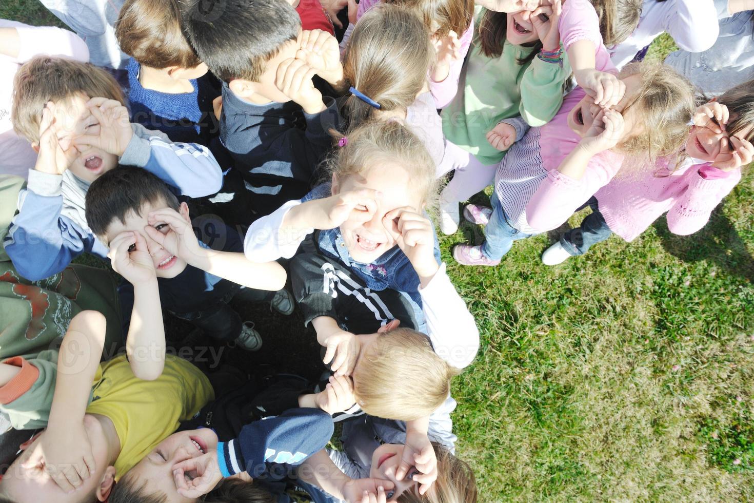 voorschoolse kinderen buiten veel plezier foto