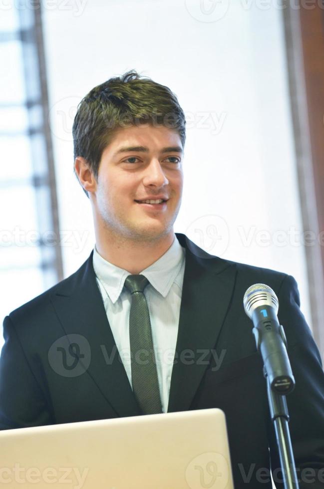 jong bedrijf Mens geven een presentatie Aan conferentie foto