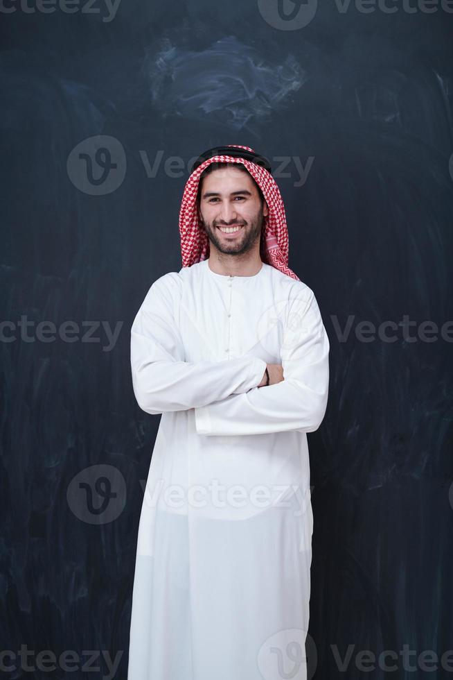 portret van Arabisch Mens in voorkant van zwart schoolbord foto