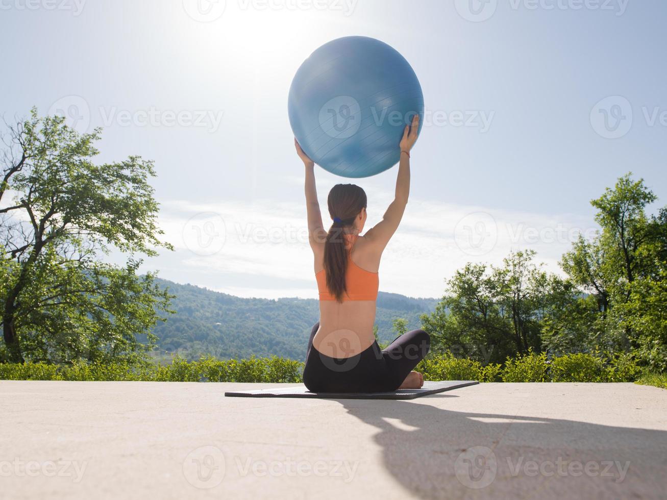 vrouw aan het doen oefening met pilates bal foto