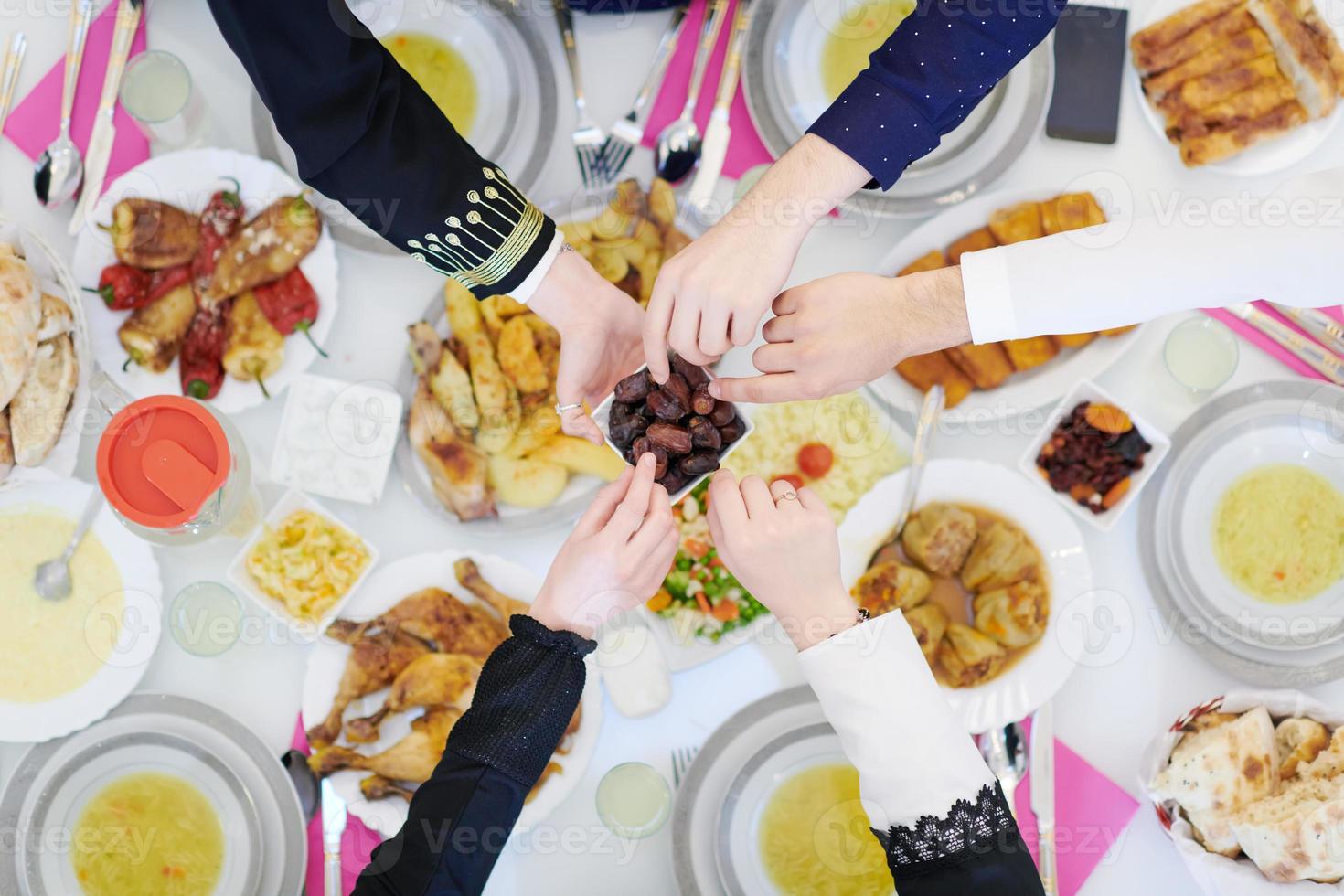 moslim familie hebben iftar avondeten aan het eten datums naar breken feest top visie foto