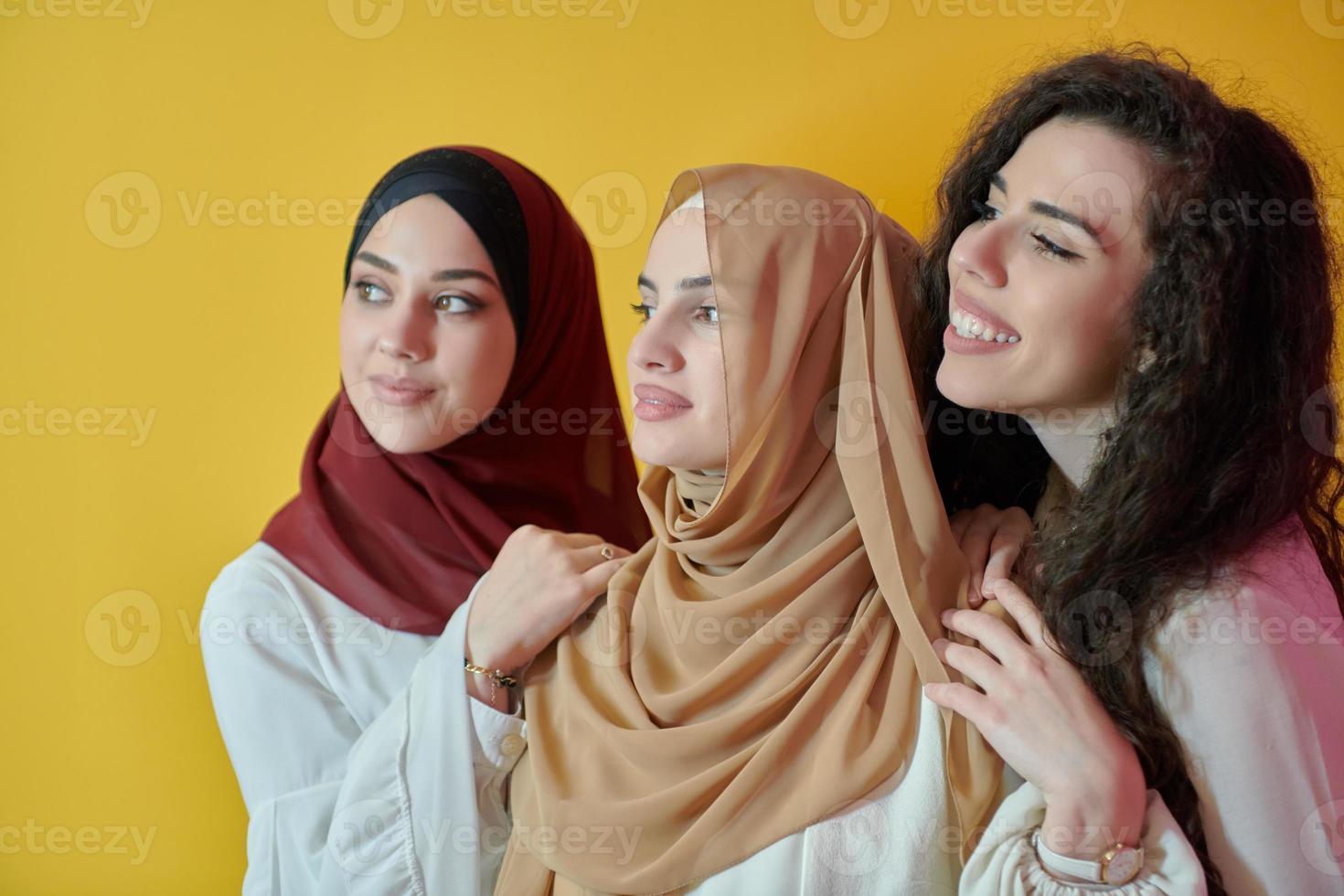 jong moslim Dames poseren Aan geel achtergrond foto