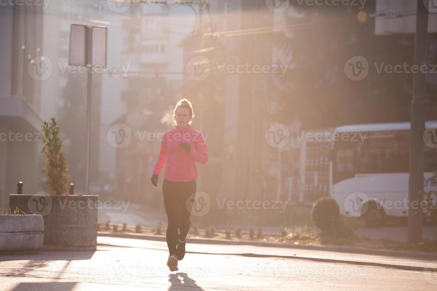 sportief vrouw jogging Aan ochtend- foto