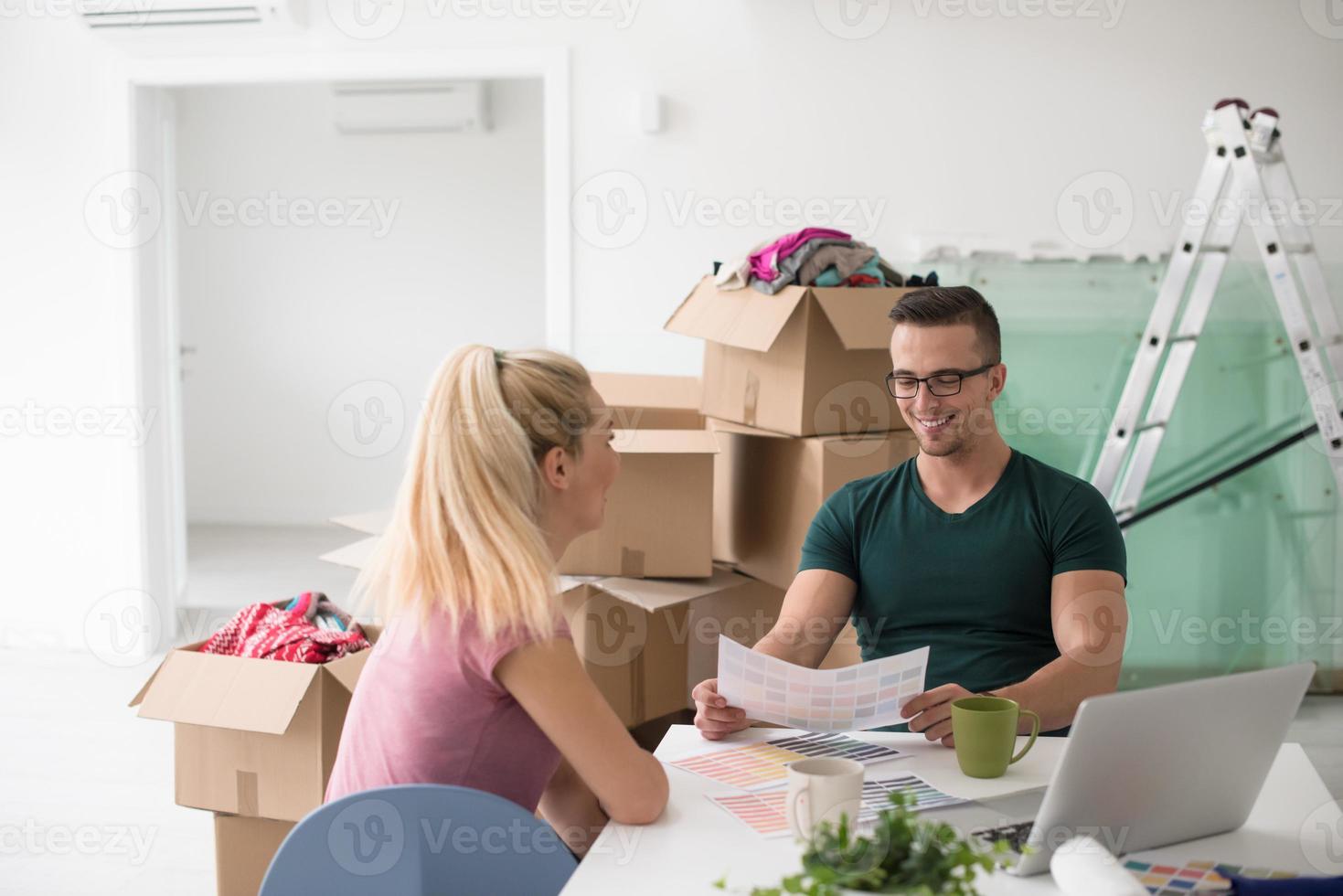 jong paar in beweging in een nieuw huis foto