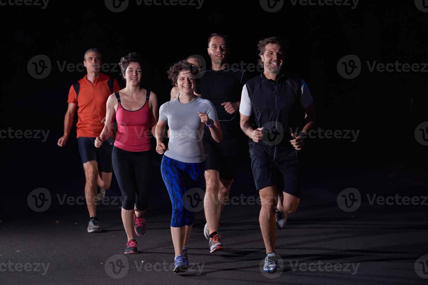 mensen groep jogging Bij nacht foto