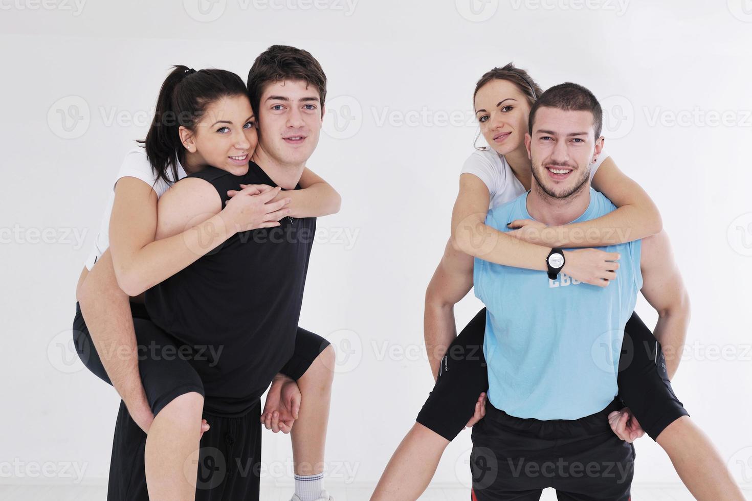 jong mensen groep in geschiktheid club foto