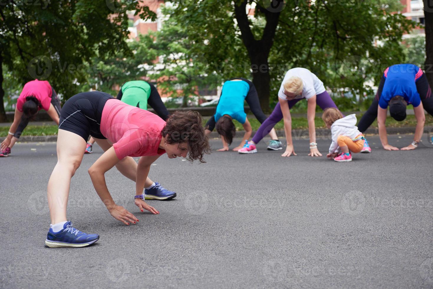 jogging mensen groep uitrekken foto