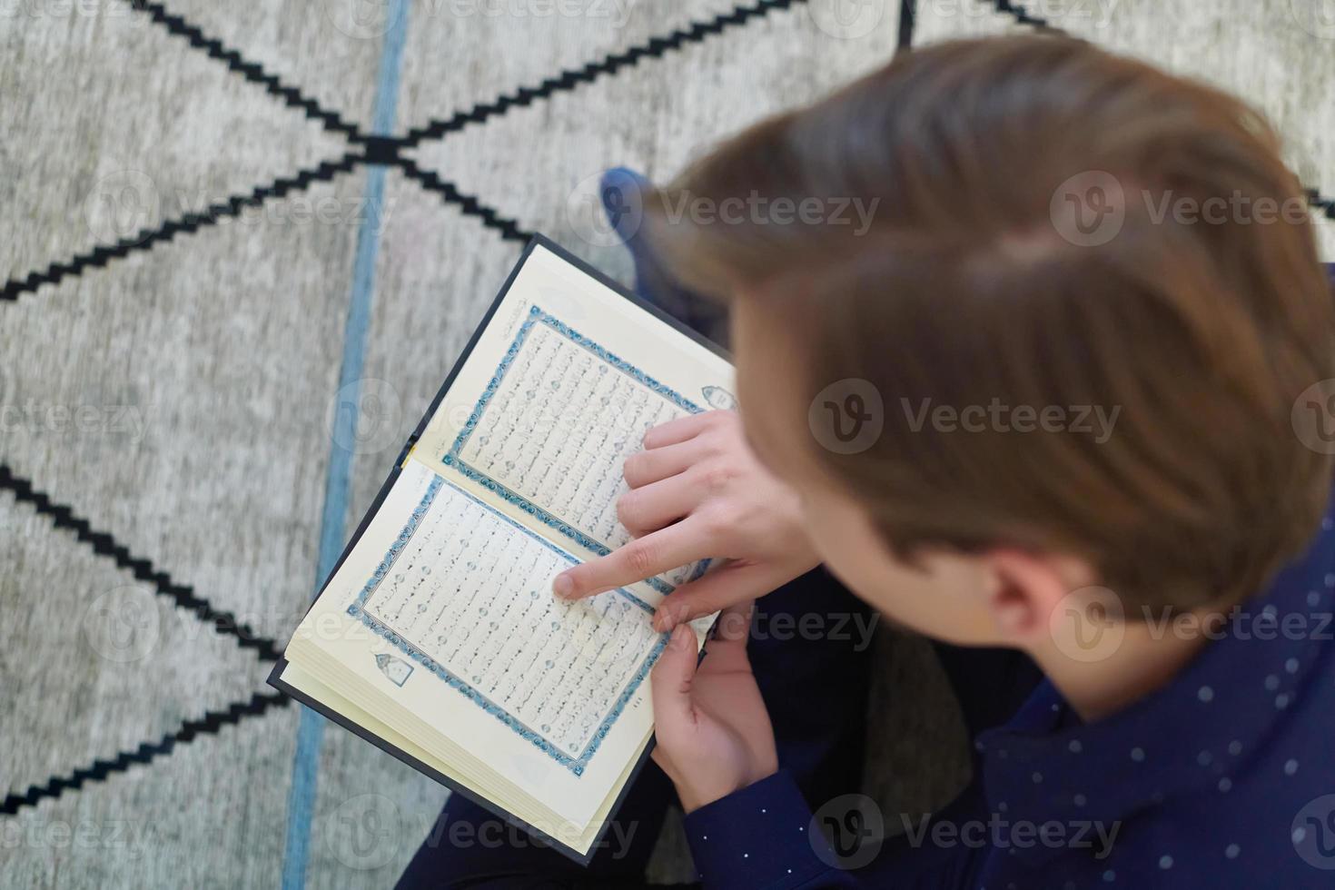 jong moslim Mens lezing koran gedurende Ramadan foto