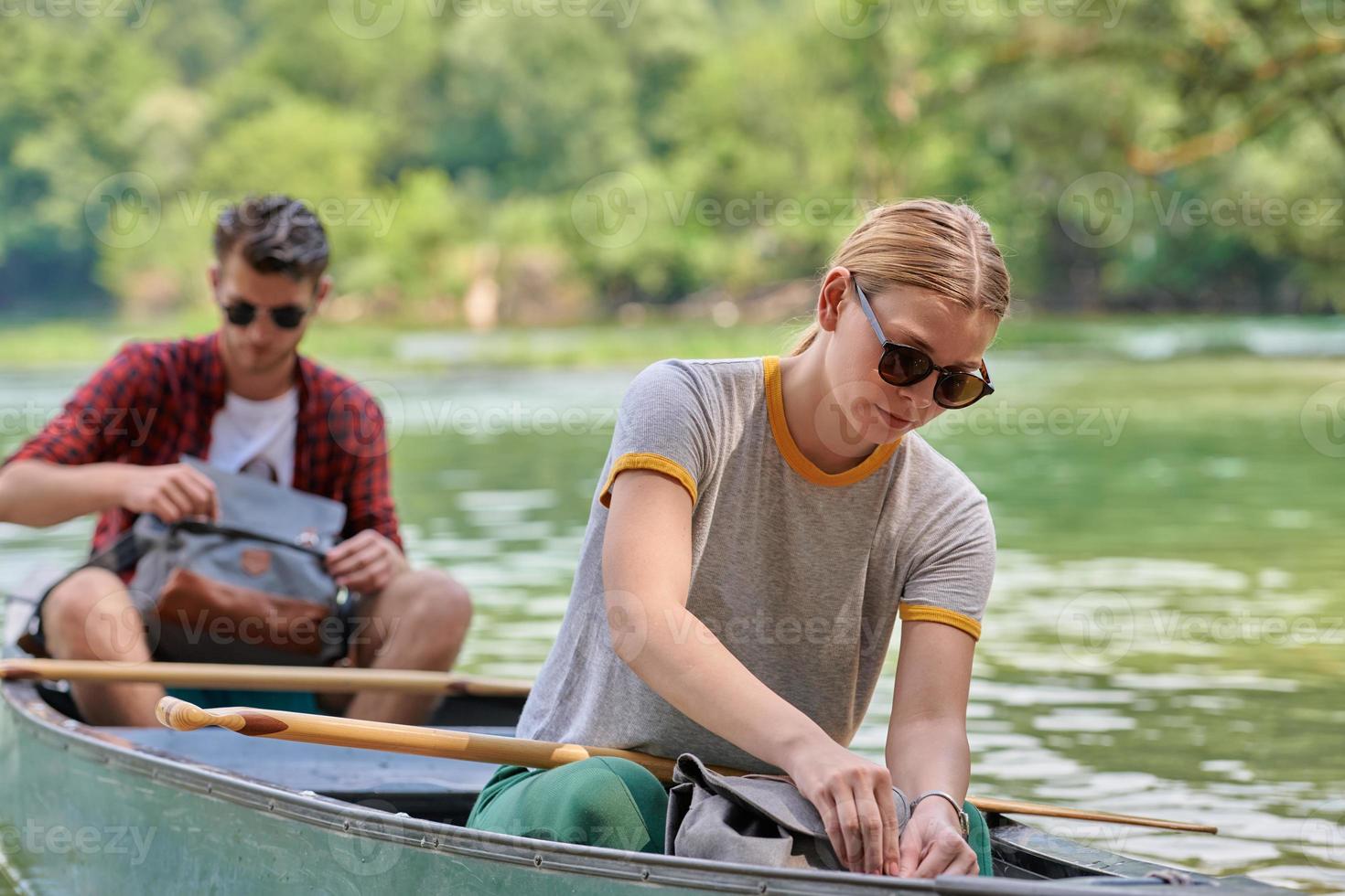 vrienden zijn kanoën in een wild rivier- foto