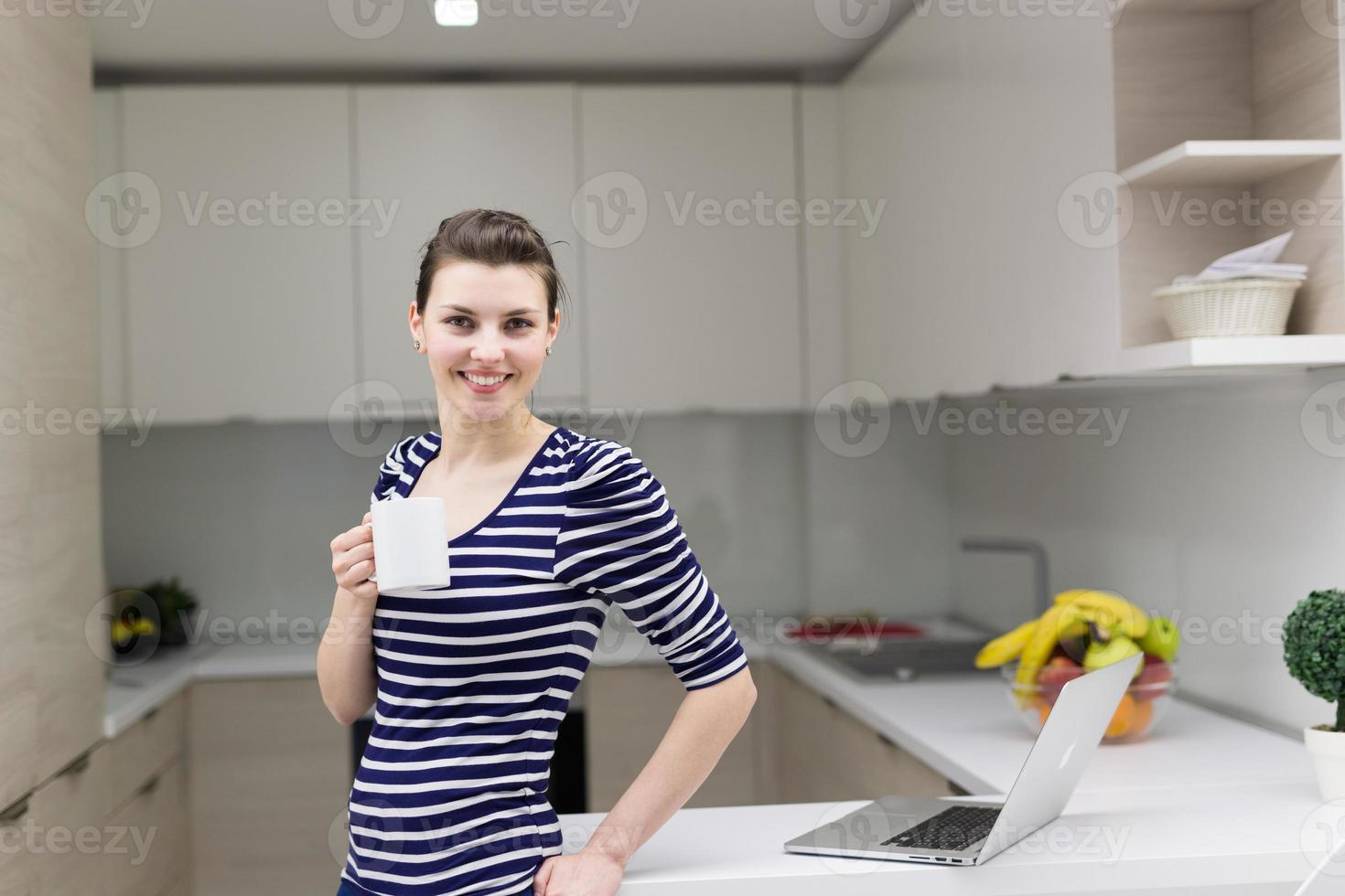 vrouw drinken koffie genieten van ontspannende levensstijl foto