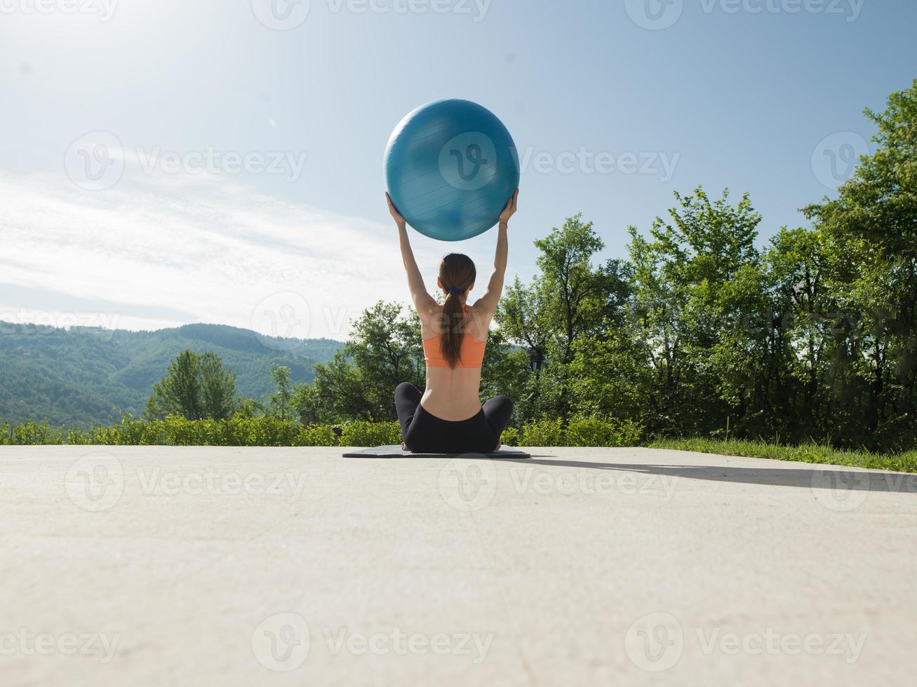 vrouw aan het doen oefening met pilates bal foto