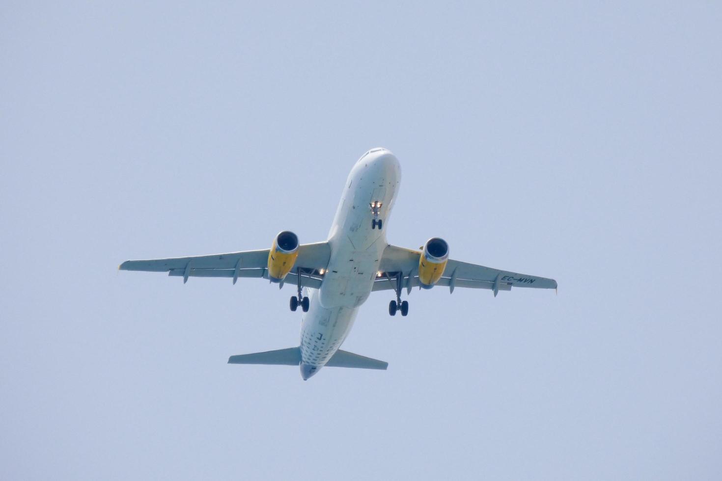 reclame vliegtuig vliegend onder blauw luchten en aankomen Bij de luchthaven foto