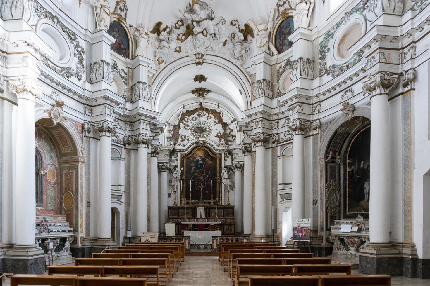 noto, italië-mei 7, 2022-bezoek binnen de kerk van de kerstman chiara in noto foto