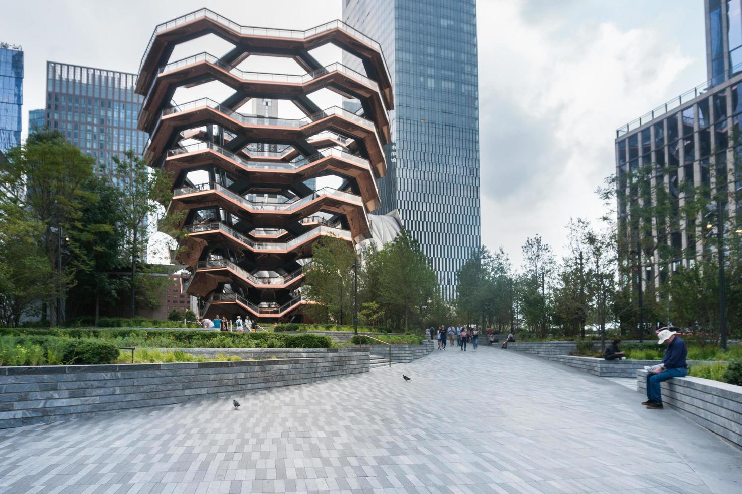 nieuw york stad, usa-augustus 7, 2019-toeristen bewonderen en wandeling in de buurt de bouwkundig structuur gebeld vaartuig in Manhattan gedurende een bewolkt dag foto