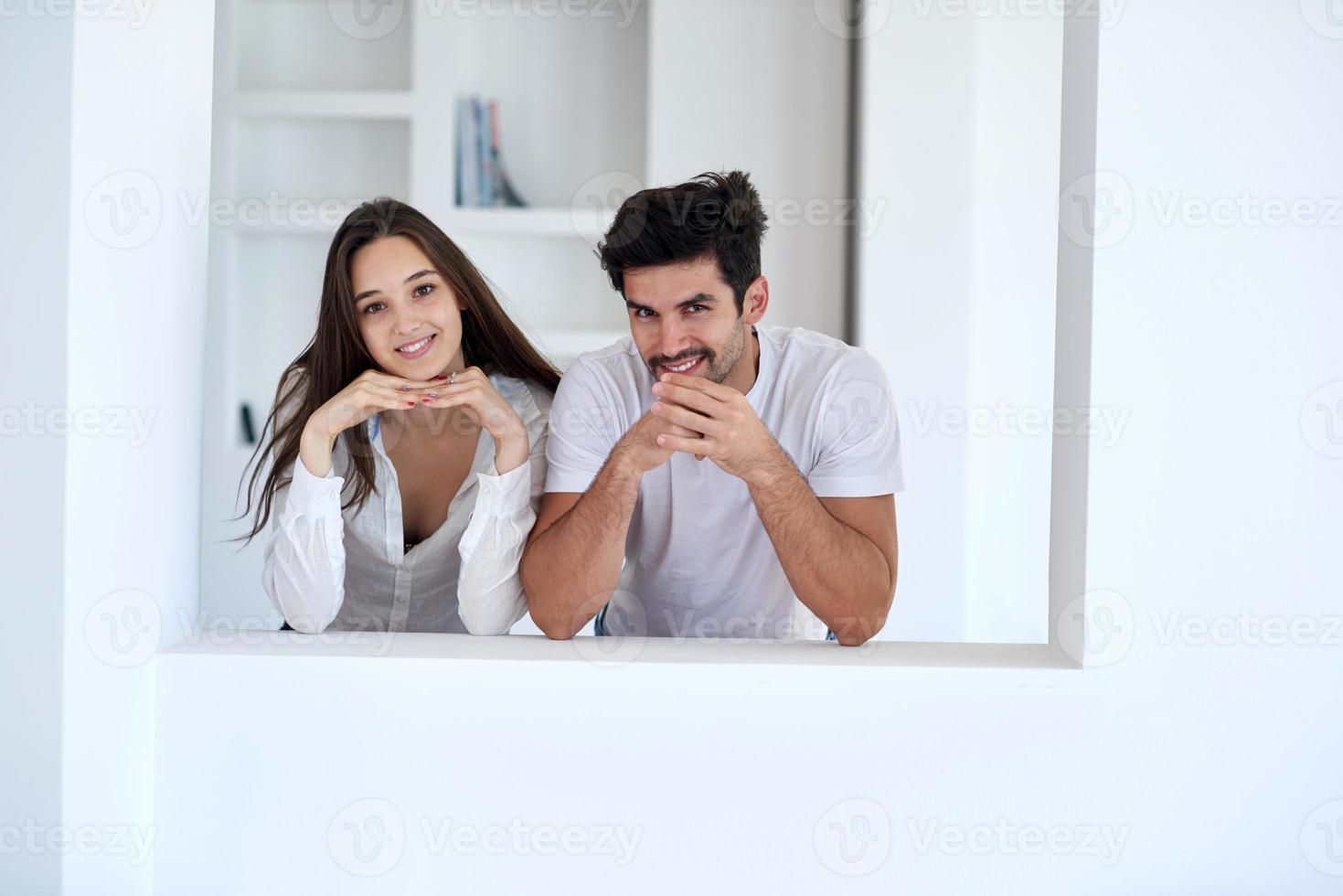 ontspannen jong paar Bij huis trappenhuis foto